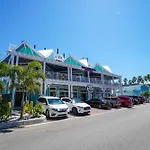 1 Min Walk To Beach And Private Heated Pool And Spa