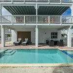 Salty Pirate - New Luxury Canal Front Home Wwater View Poolspa Bikes Kayaks Toys