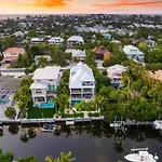 Acqualuxe - Exquisite 2022 Lux Canal Home W Outdoor Oasis Pool Spa Dock Sup Kayaks Fire Pit