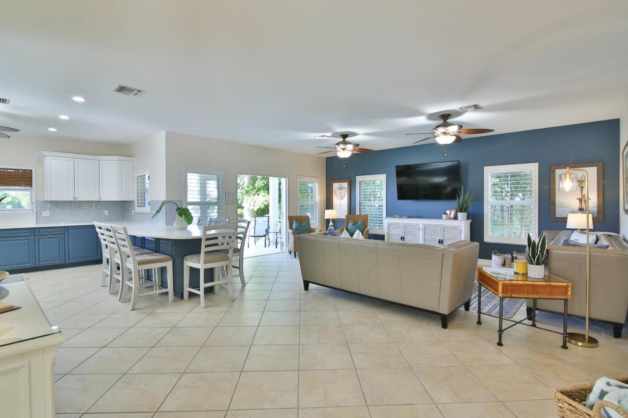 Holiday home Luxury Waterfront With A Heated Pool And