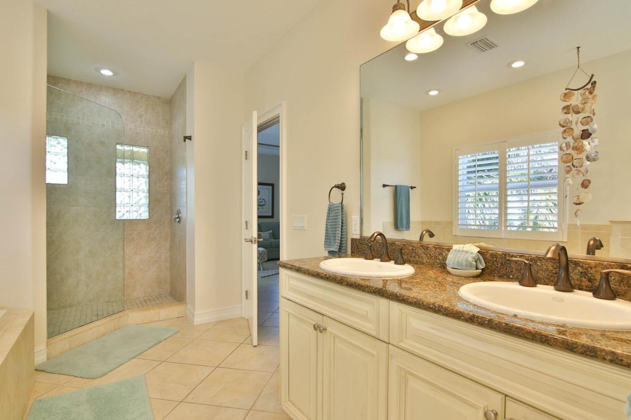 Holiday home Luxury Waterfront With A Heated Pool And