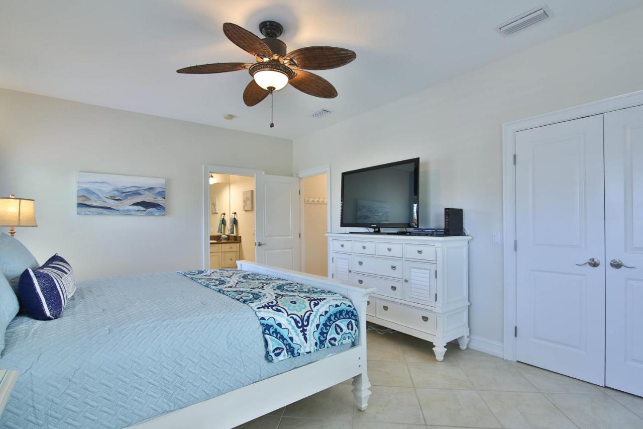 Luxury Waterfront With A Heated Pool And