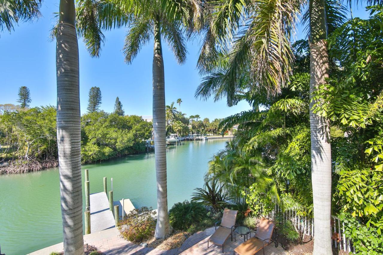 Luxury Waterfront With A Heated Pool And Holiday home