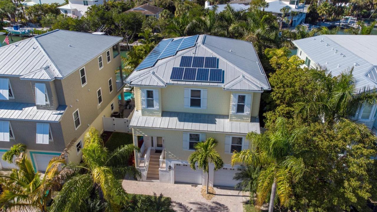 Luxury Waterfront With A Heated Pool And *