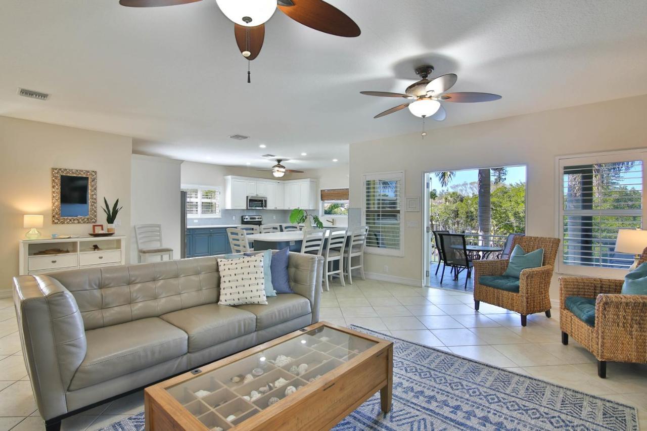 Luxury Waterfront With A Heated Pool And Holiday home