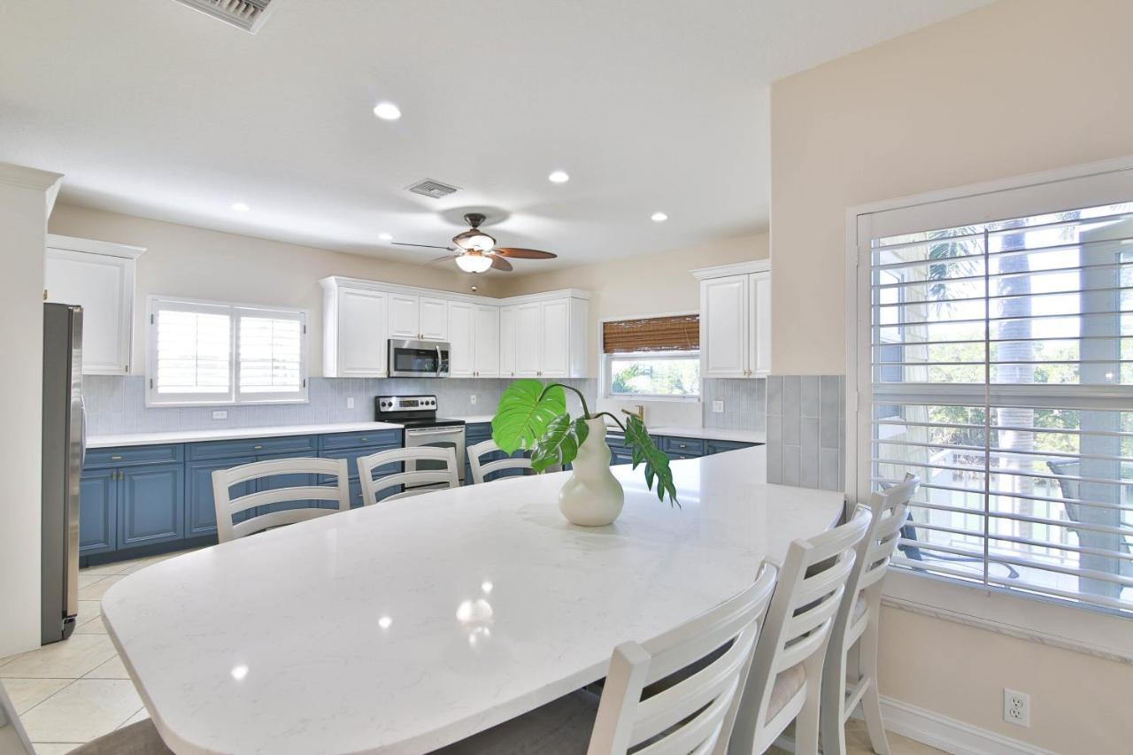 Luxury Waterfront With A Heated Pool And *