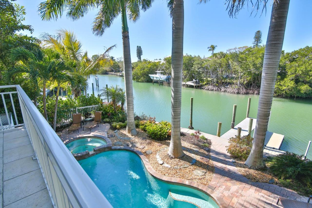 Luxury Waterfront With A Heated Pool And Holiday home