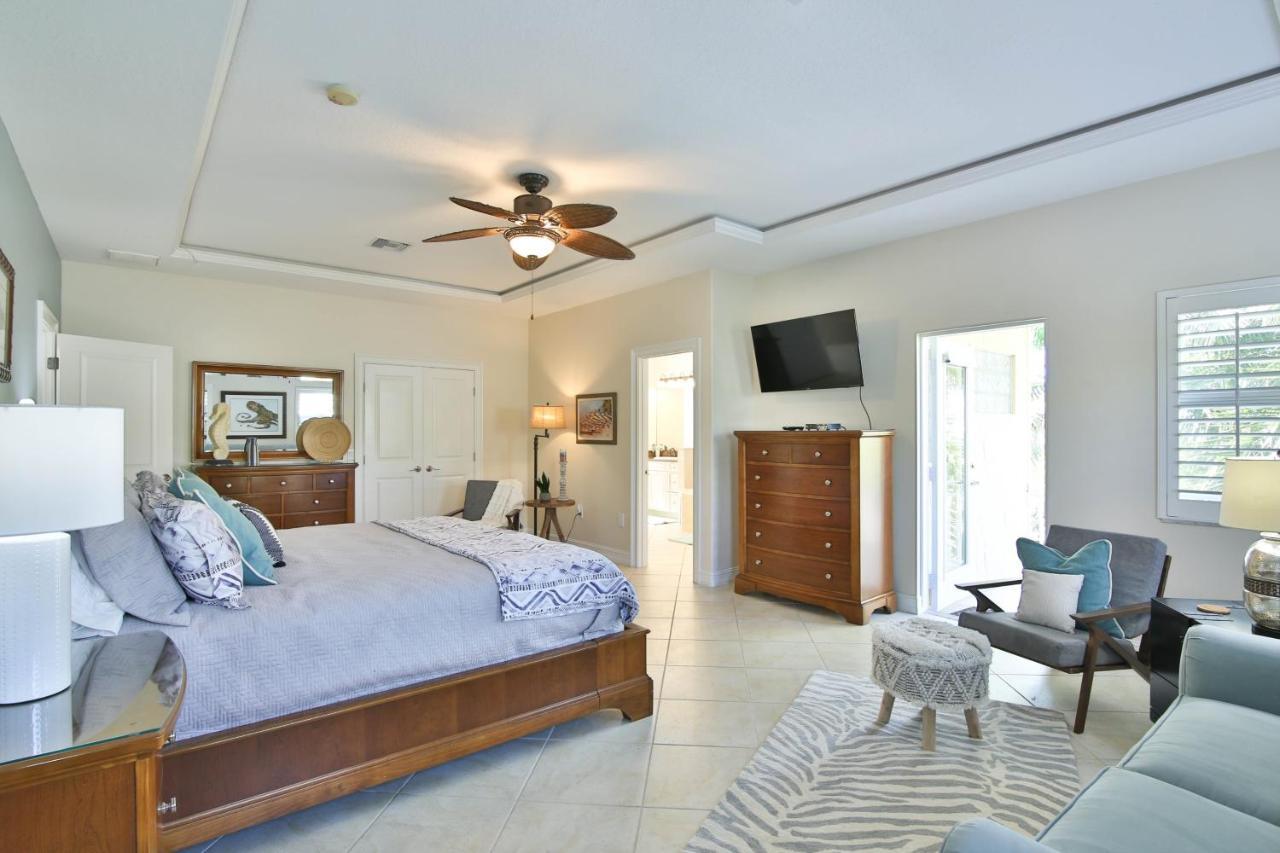 Luxury Waterfront With A Heated Pool And