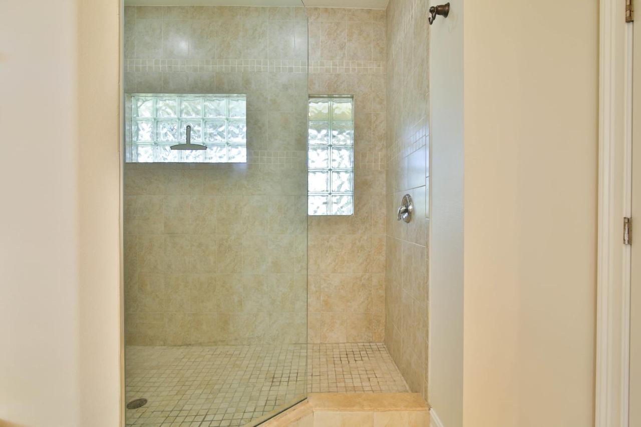 Holiday home Luxury Waterfront With A Heated Pool And