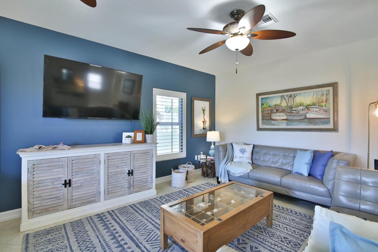 Holiday home Luxury Waterfront With A Heated Pool And *
