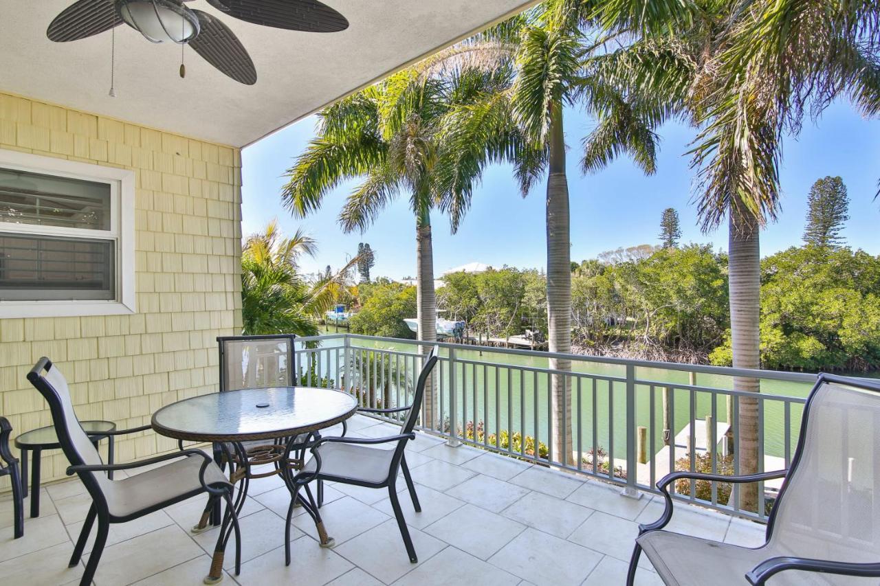 Luxury Waterfront With A Heated Pool And Holiday home