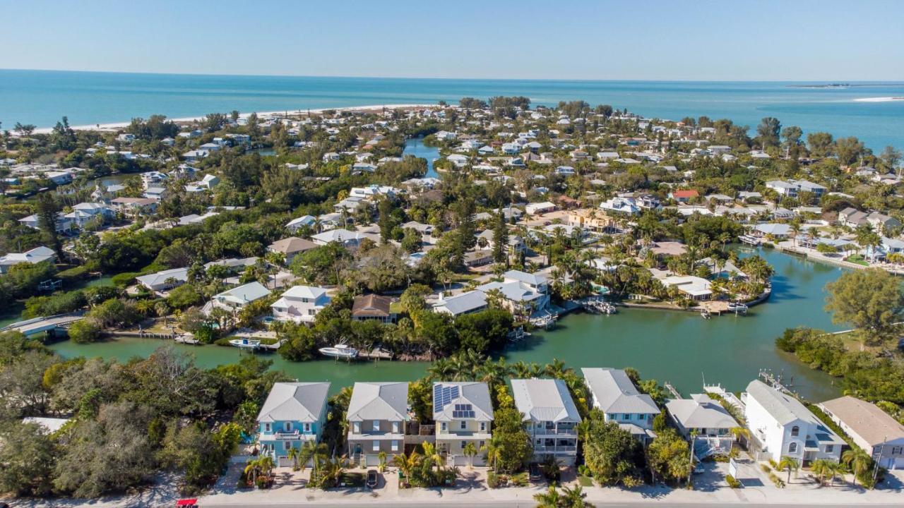 Luxury Waterfront With A Heated Pool And *