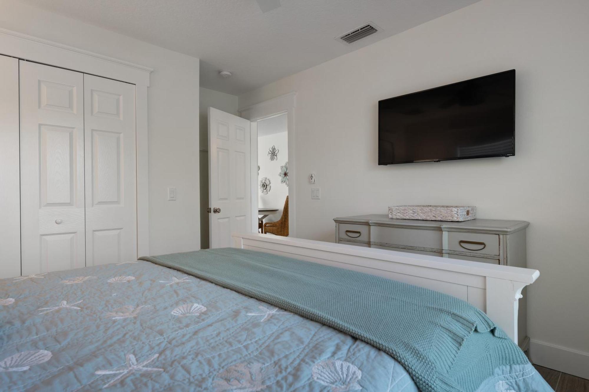 Bay Dreamin! Walk To The Beach, Pier, & Pine Ave! Heated Pool! *