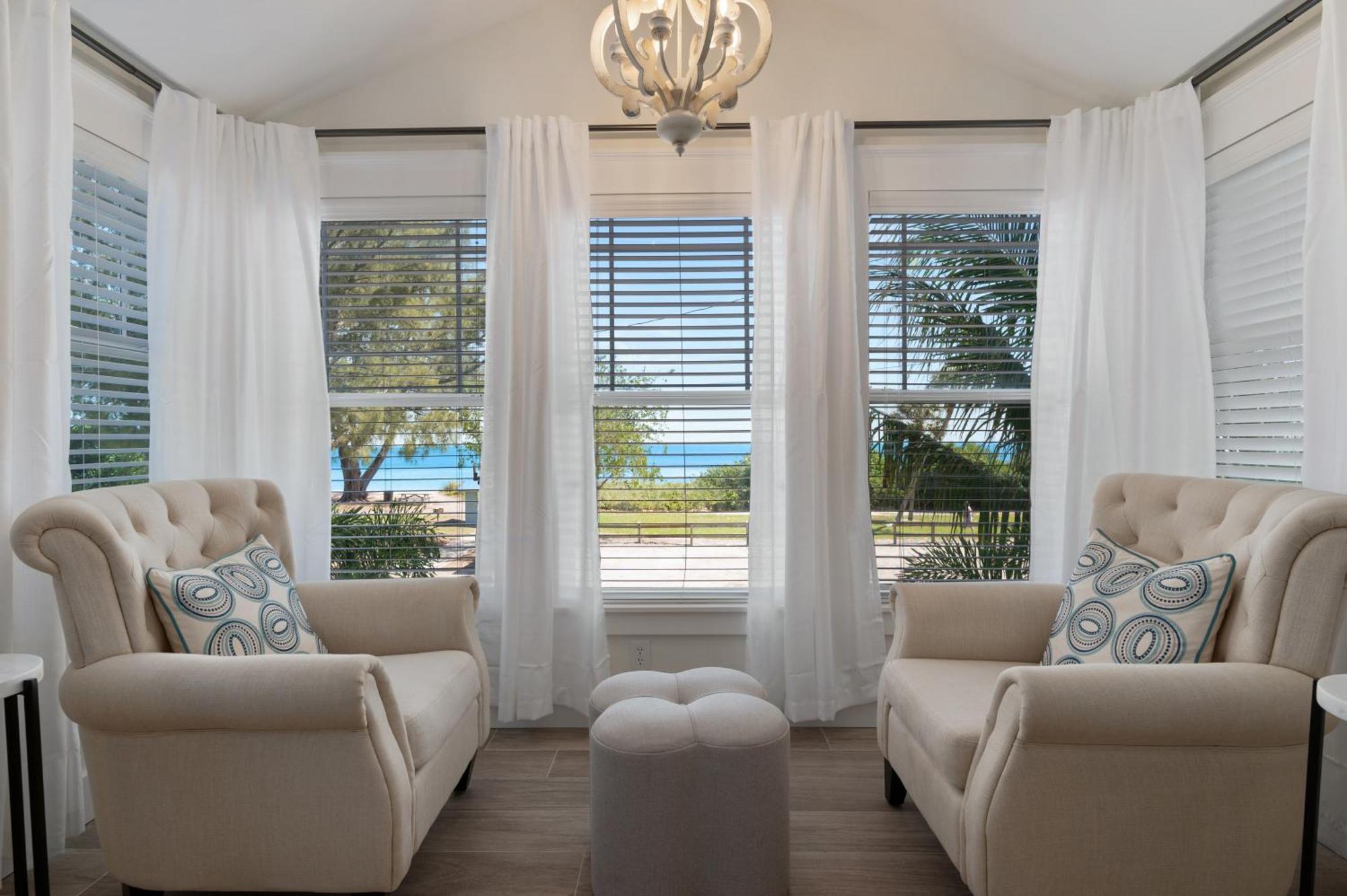 Holiday home Bay Dreamin! Walk To The Beach, Pier, & Pine Ave! Heated Pool!