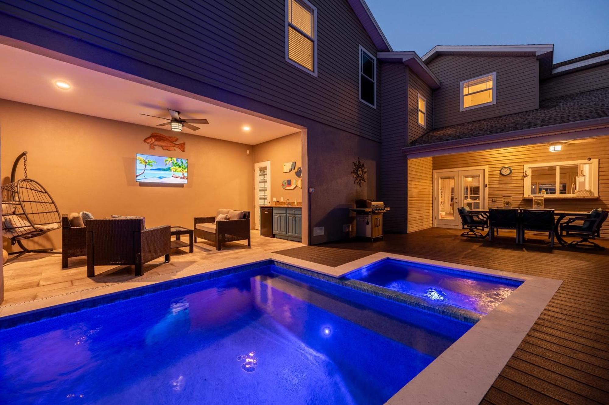 Bay Dreamin! Walk To The Beach, Pier, & Pine Ave! Heated Pool! Anna Maria