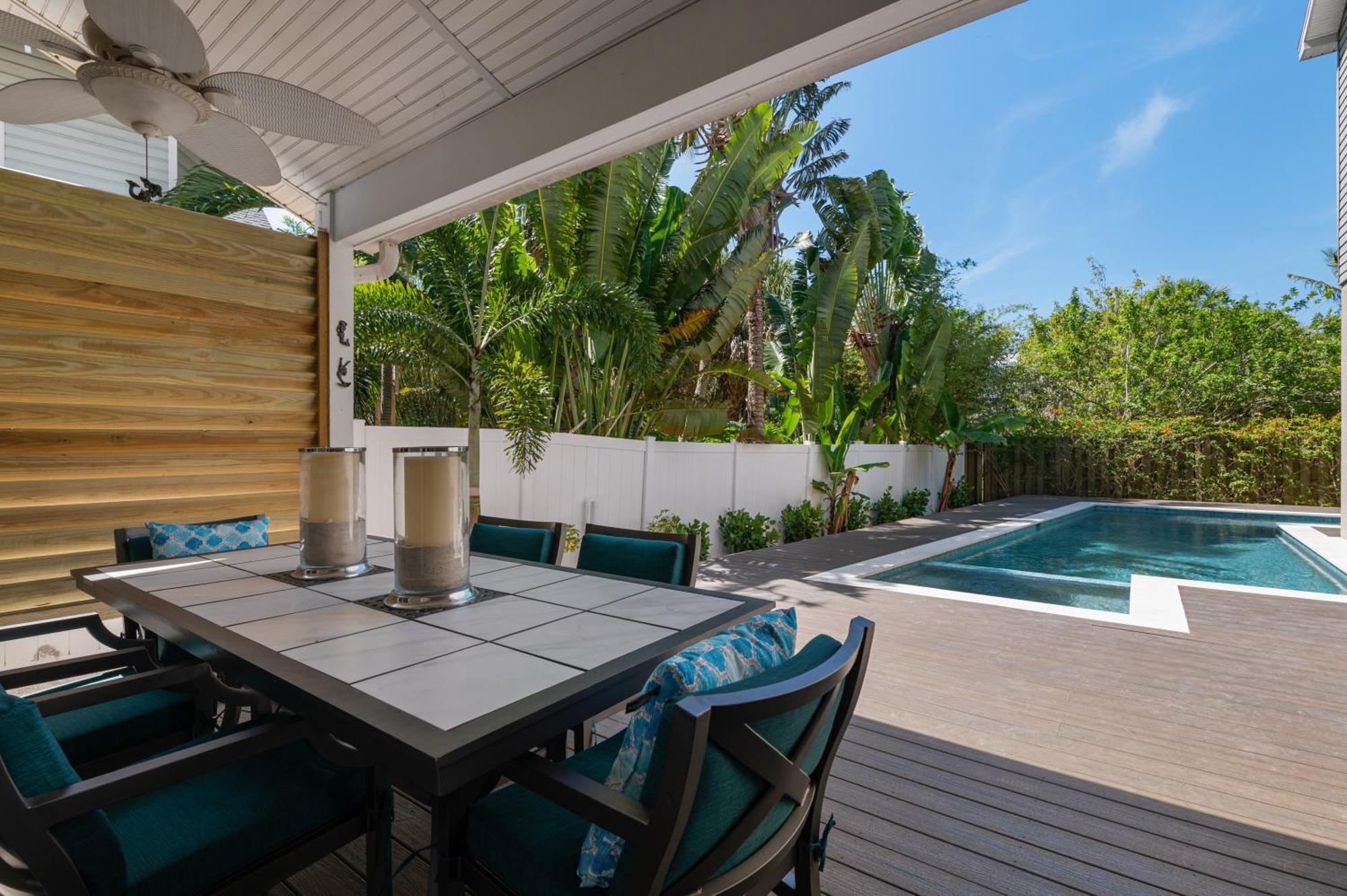 Bay Dreamin! Walk To The Beach, Pier, & Pine Ave! Heated Pool!