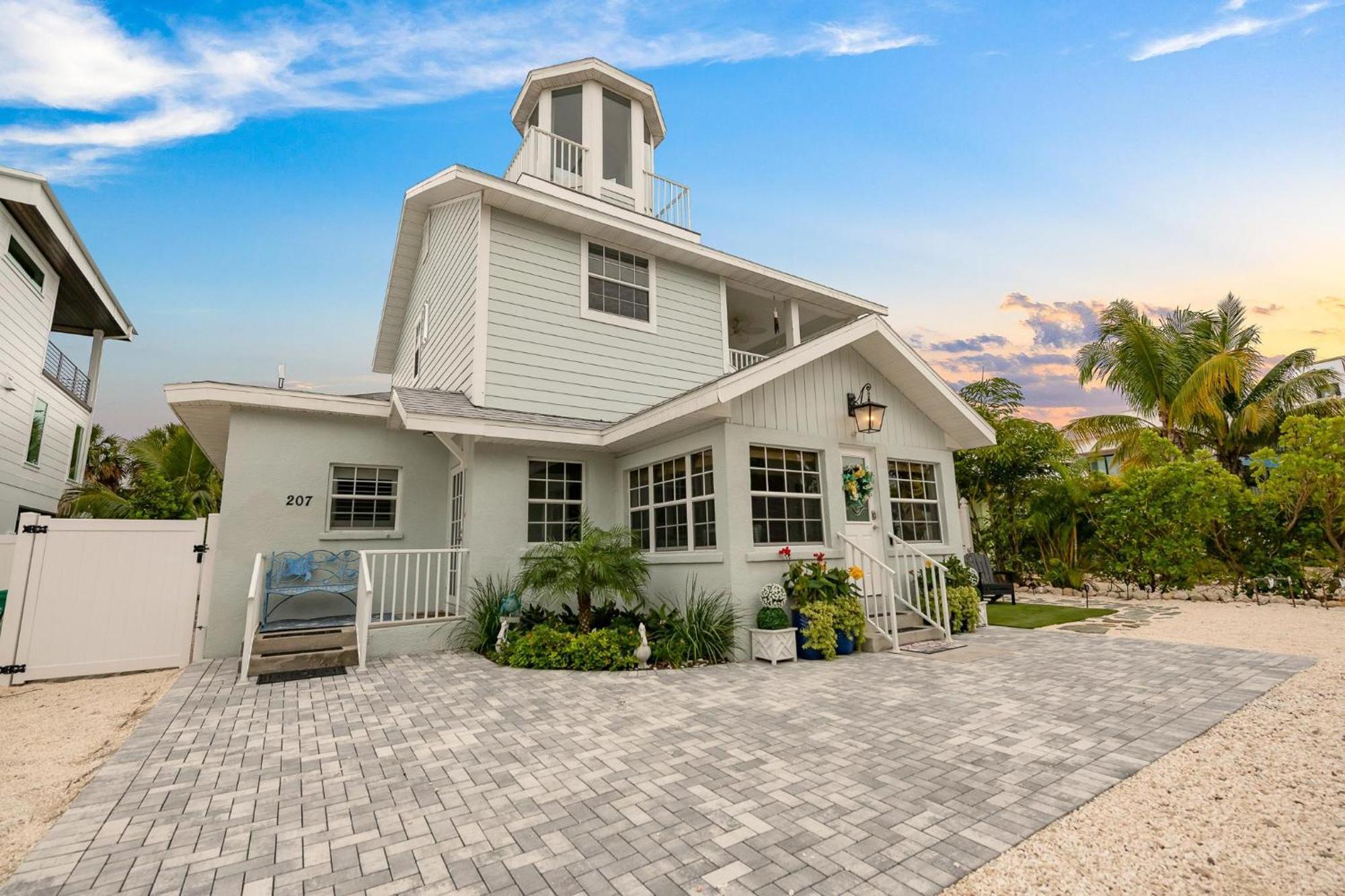 A Charming On Elm * Anna Maria