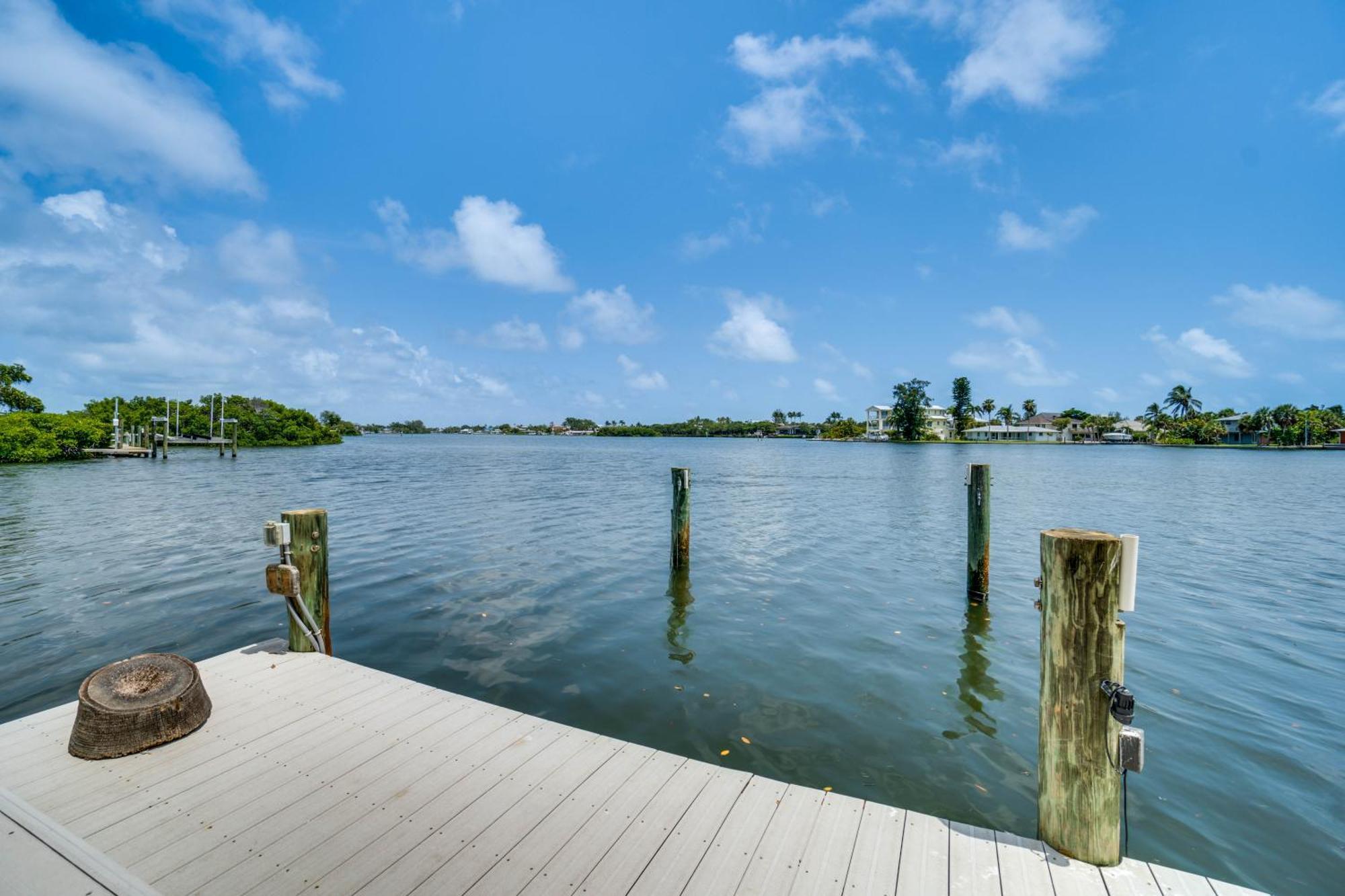 Holiday home Golf Cart Included! Waterfront With Private Boat Dock Heated Pool And Game Anna Maria
