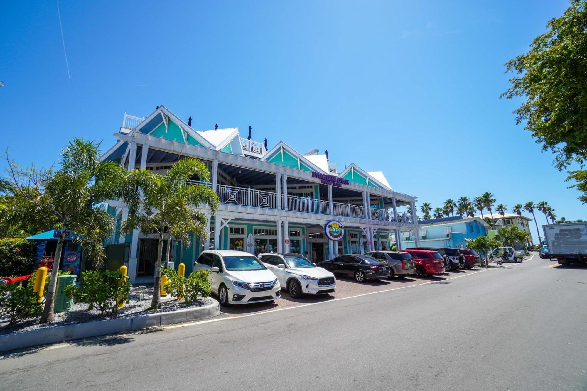 Holiday home Golf Cart Included! Waterfront With Private Boat Dock Heated Pool And Game Anna Maria