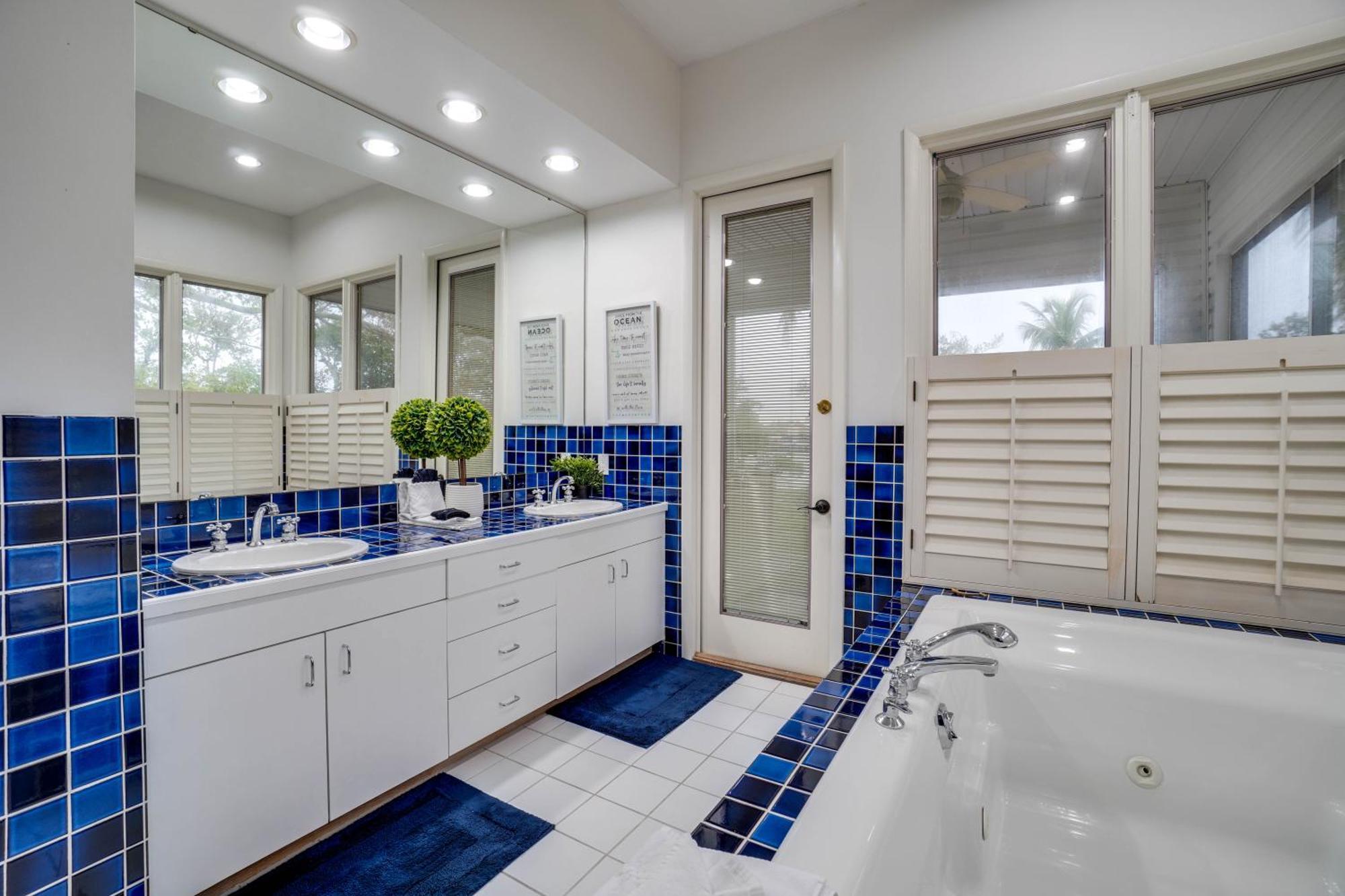 Golf Cart Included! Waterfront With Private Boat Dock Heated Pool And Game Anna Maria