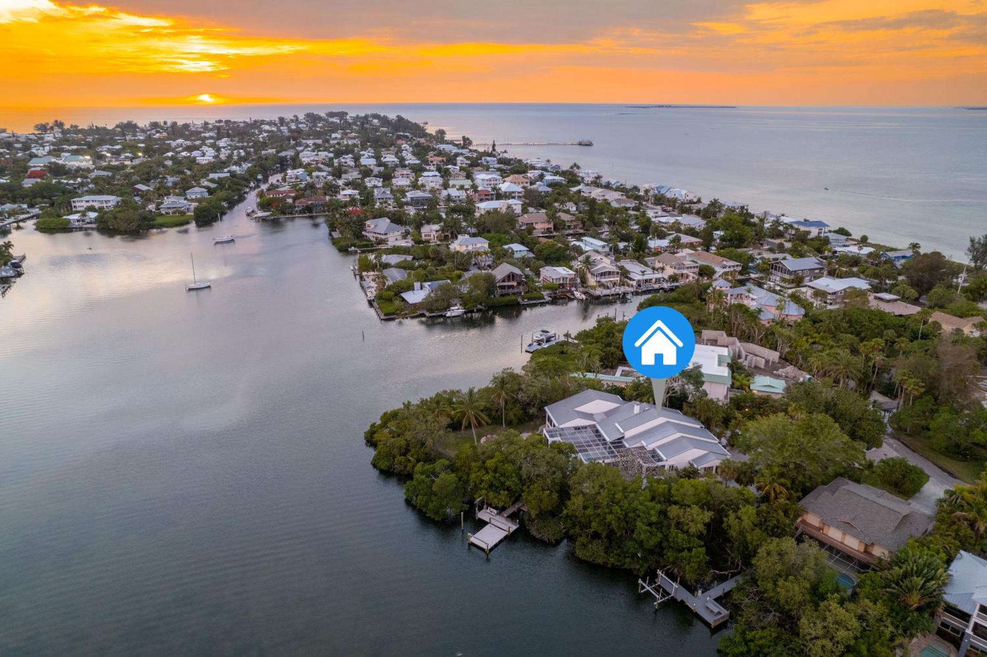 Holiday home Golf Cart Included! Waterfront With Private Boat Dock Heated Pool And Game Anna Maria