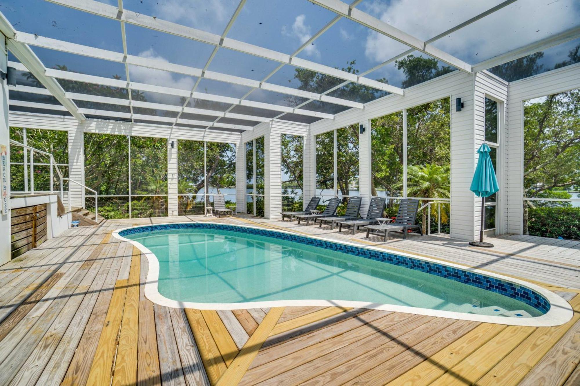 Holiday home Golf Cart Included! Waterfront With Private Boat Dock Heated Pool And Game Anna Maria
