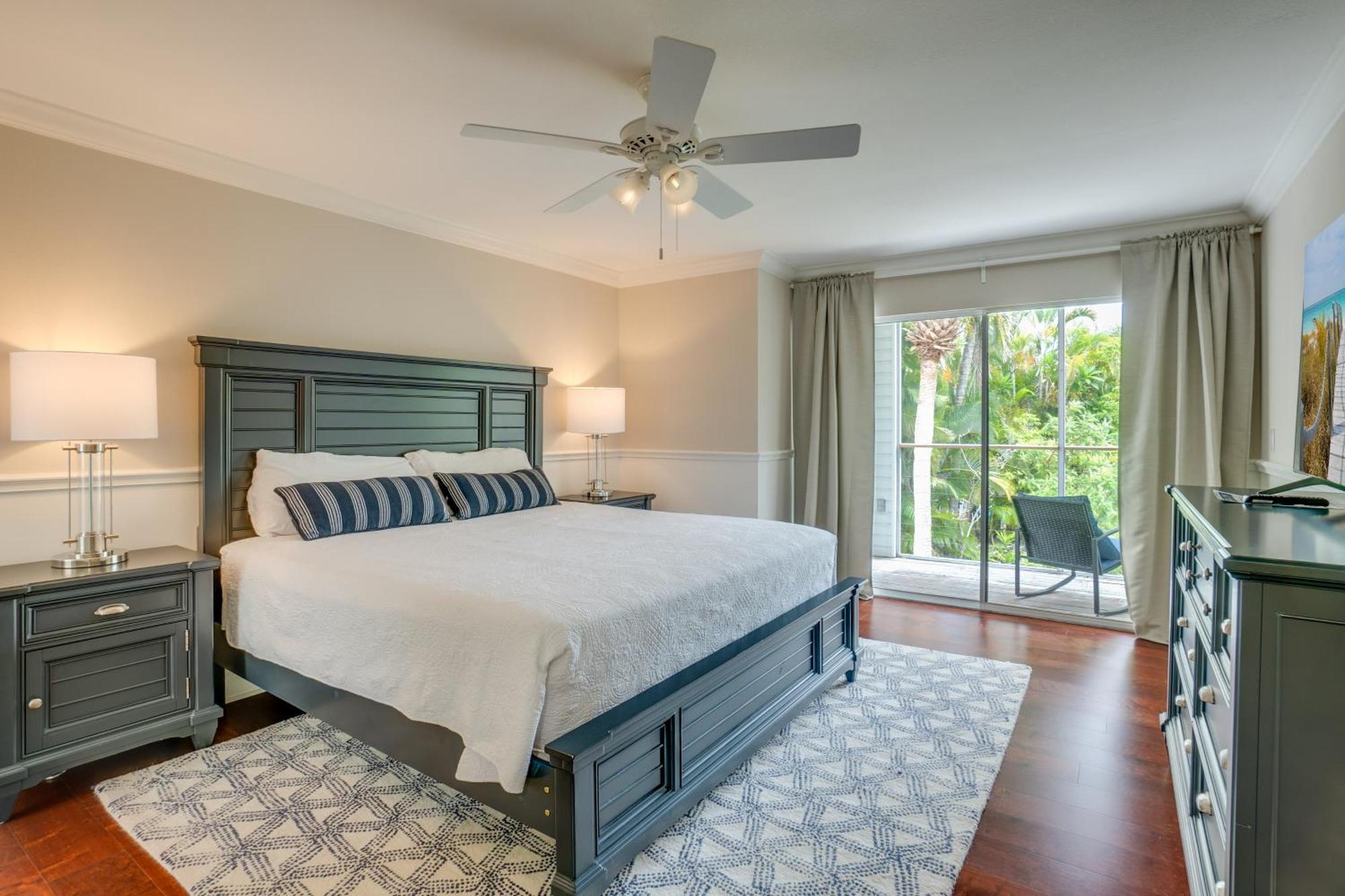 Holiday home Golf Cart Included! Waterfront With Private Boat Dock Heated Pool And Game Anna Maria