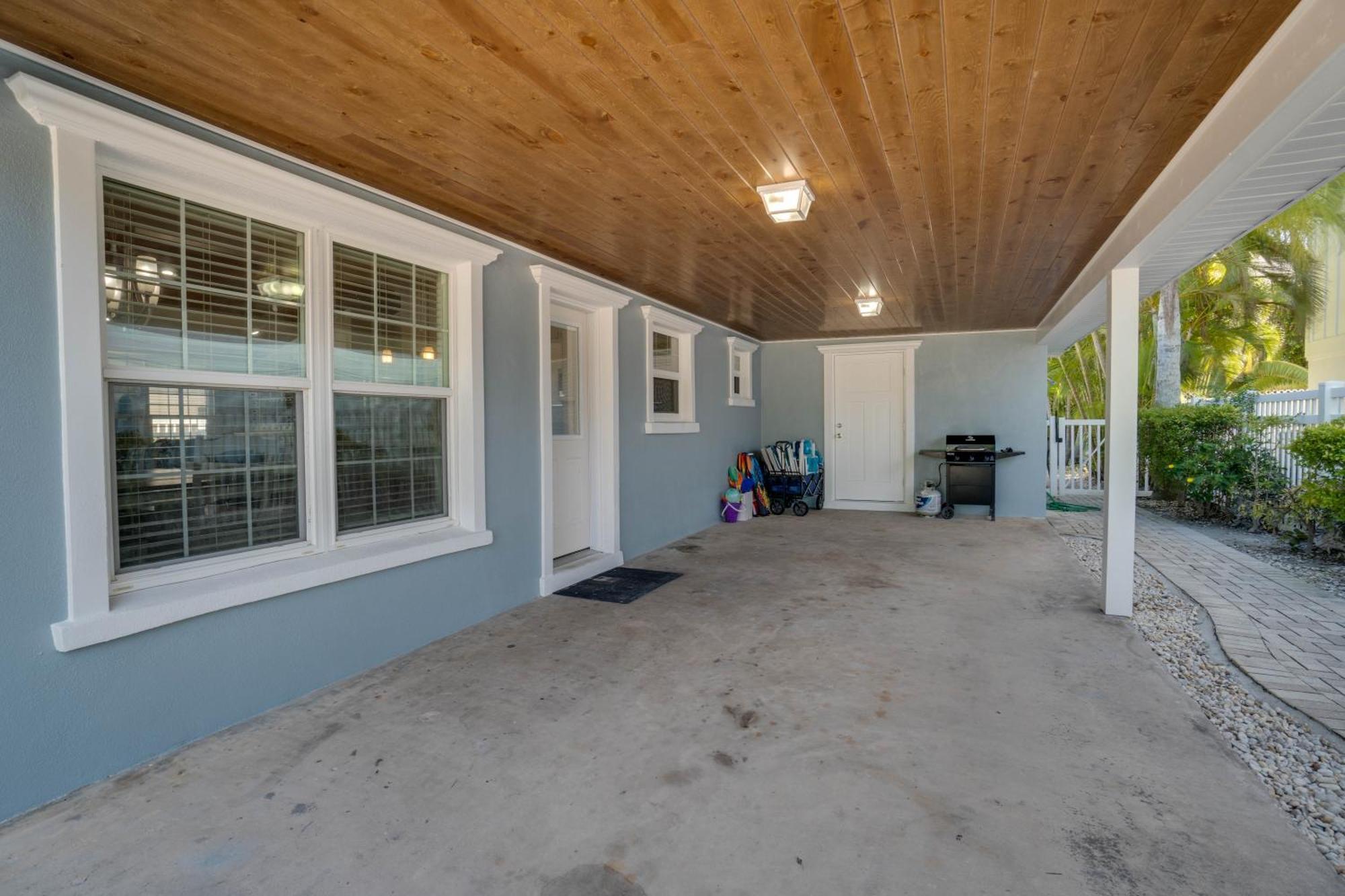 1 Min Walk To And Private Heated Pool And Anna Maria