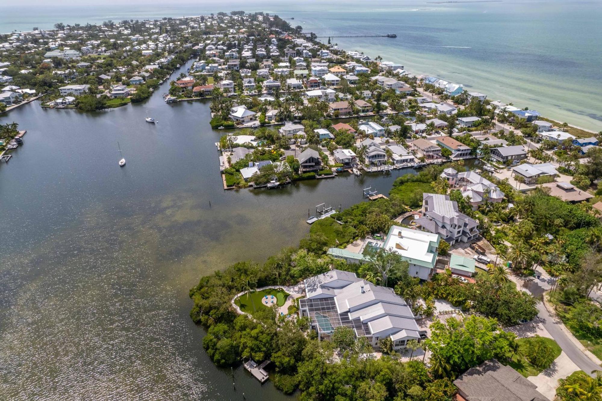 Holiday home Golf Cart Included! Waterfront With Private Boat Dock Heated Pool And Game *