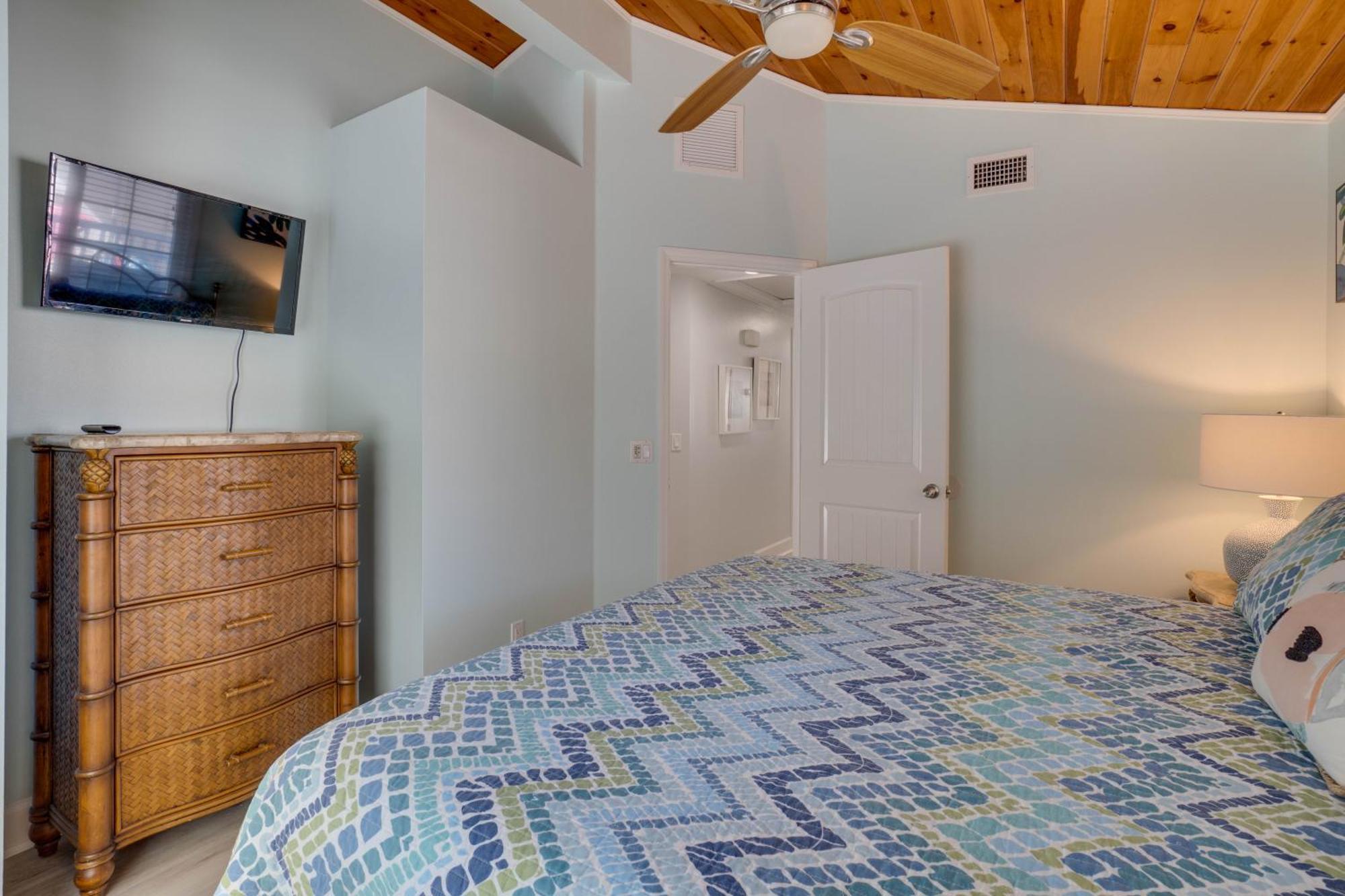 1 Min Walk To And Private Heated Pool And Anna Maria