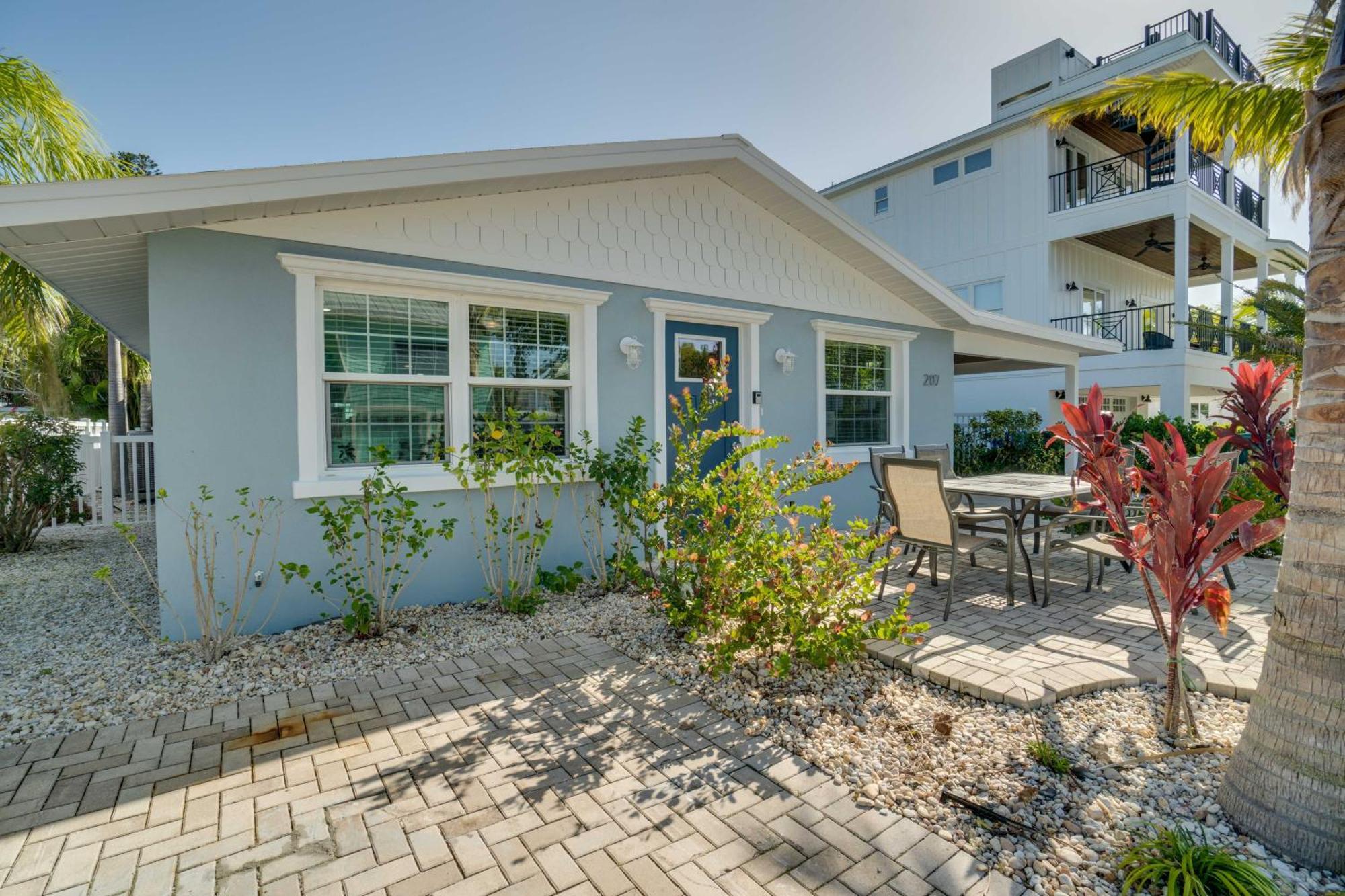 1 Min Walk To And Private Heated Pool And Anna Maria