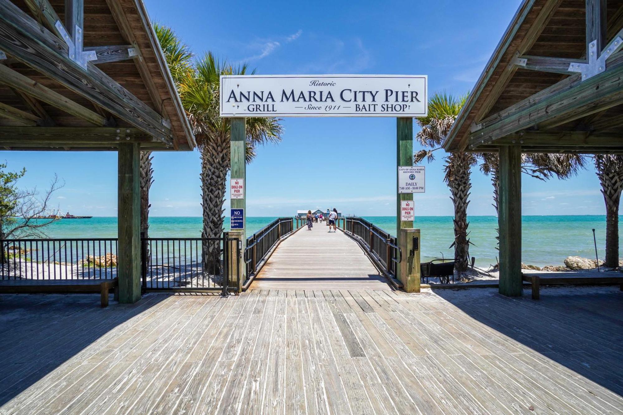 1 Min Walk To And Private Heated Pool And Anna Maria