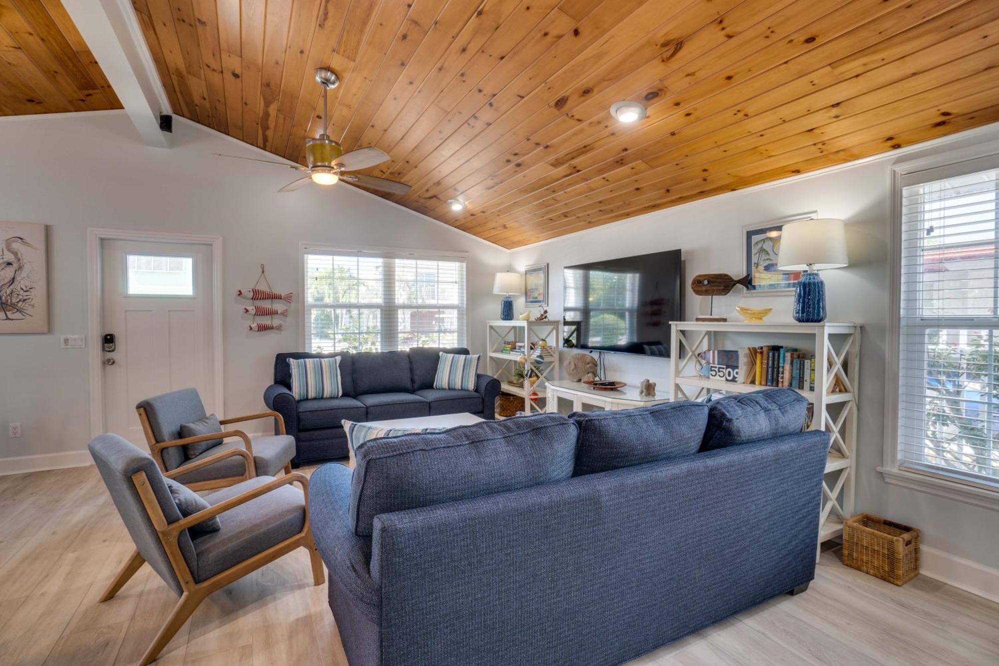Holiday home 1 Min Walk To And Private Heated Pool And *
