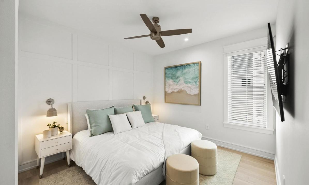 From Dusk 'til Dune, Gorgeous 5 Beds, 5,5 Baths On The Canal And Steps Away From The Beach! Holiday home Anna Maria