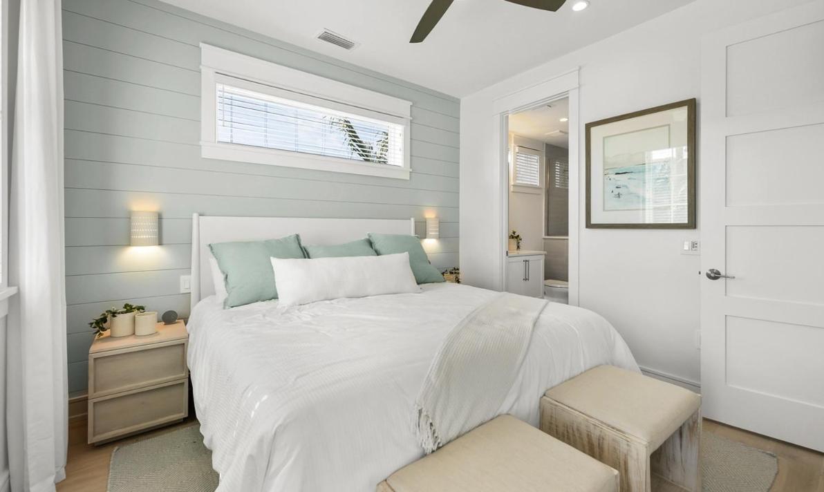 Holiday home From Dusk 'til Dune, Gorgeous 5 Beds, 5,5 Baths On The Canal And Steps Away From The Beach! Anna Maria