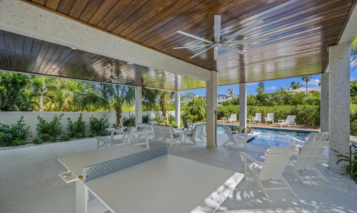 From Dusk 'til Dune, Gorgeous 5 Beds, 5,5 Baths On The Canal And Steps Away From The Beach! Holiday home