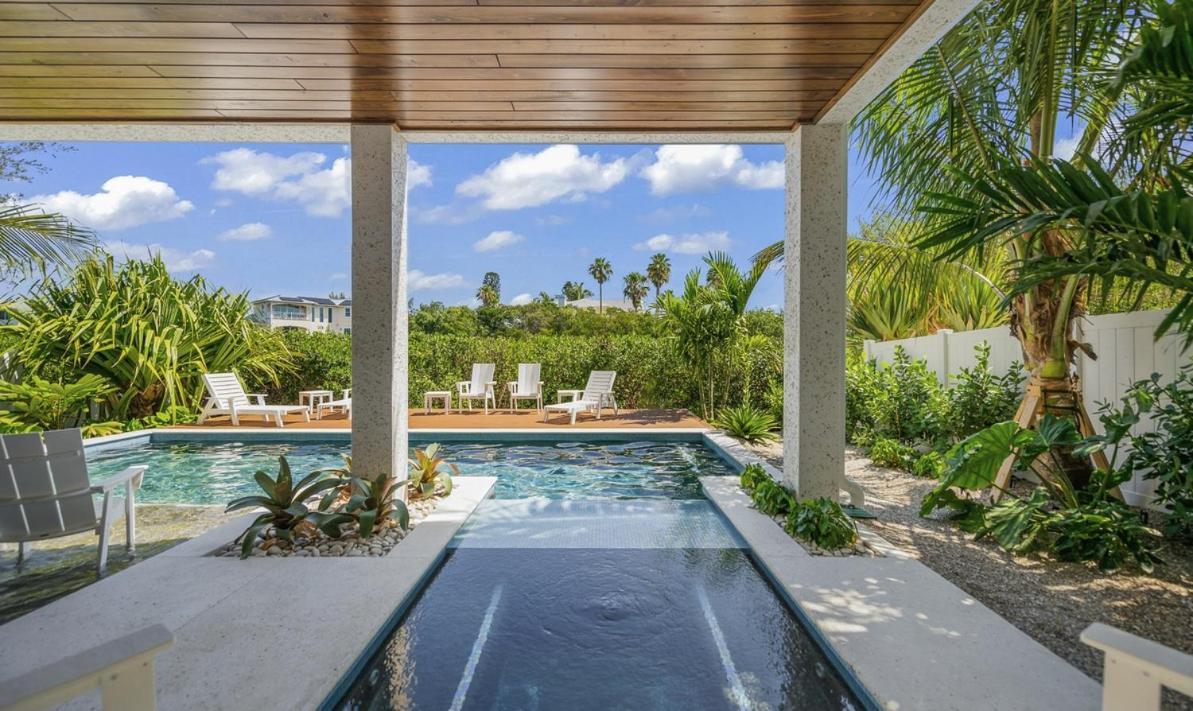 From Dusk 'til Dune, Gorgeous 5 Beds, 5,5 Baths On The Canal And Steps Away From The Beach! Holiday home *