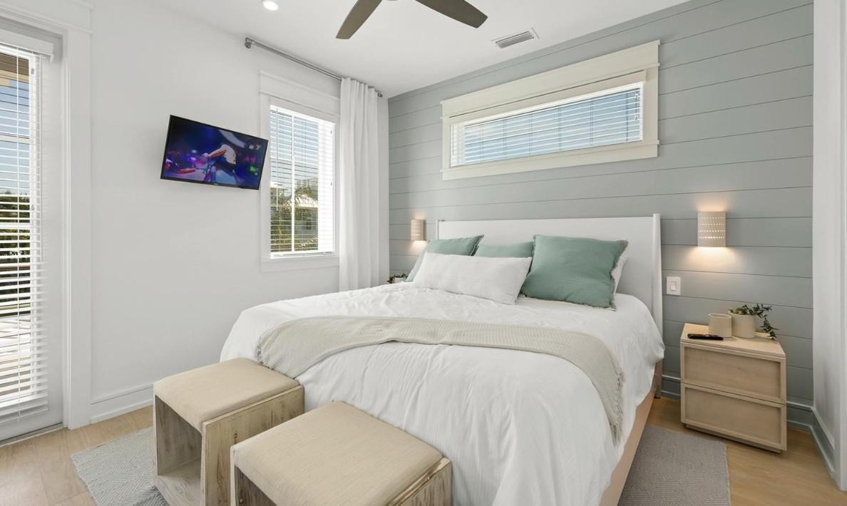 Holiday home From Dusk 'til Dune, Gorgeous 5 Beds, 5,5 Baths On The Canal And Steps Away From The Beach! *
