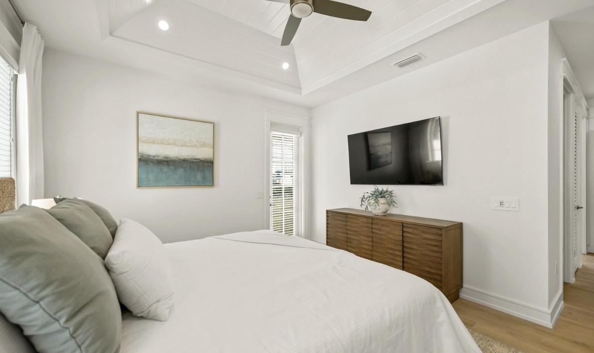 From Dusk 'til Dune, Gorgeous 5 Beds, 5,5 Baths On The Canal And Steps Away From The Beach! * Anna Maria