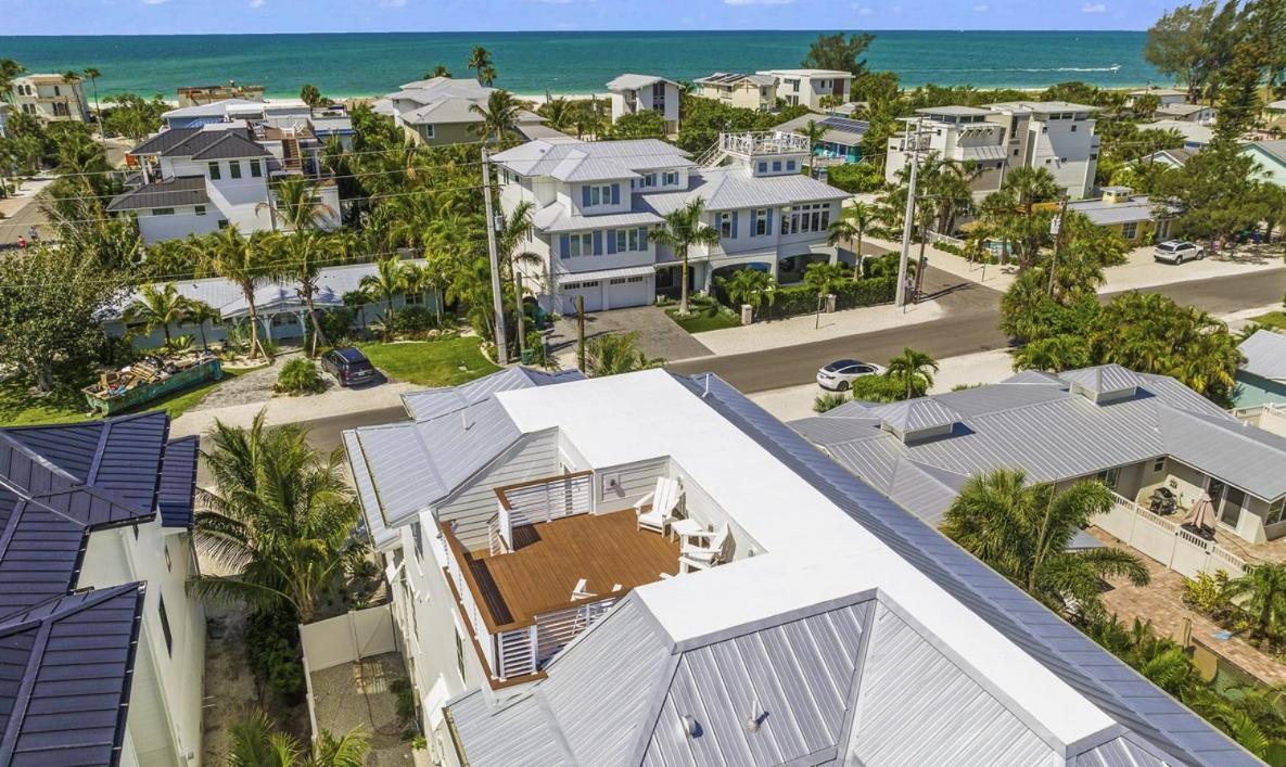 From Dusk 'til Dune, Gorgeous 5 Beds, 5,5 Baths On The Canal And Steps Away From The Beach! Holiday home