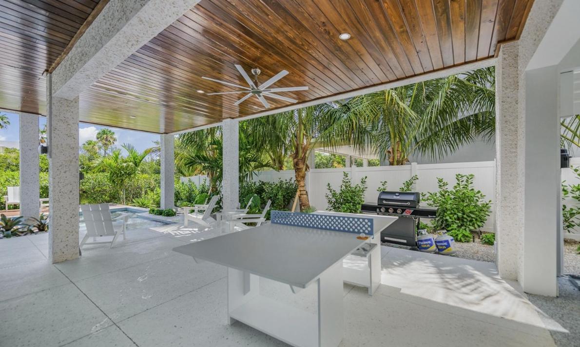 Holiday home From Dusk 'til Dune, Gorgeous 5 Beds, 5,5 Baths On The Canal And Steps Away From The Beach!