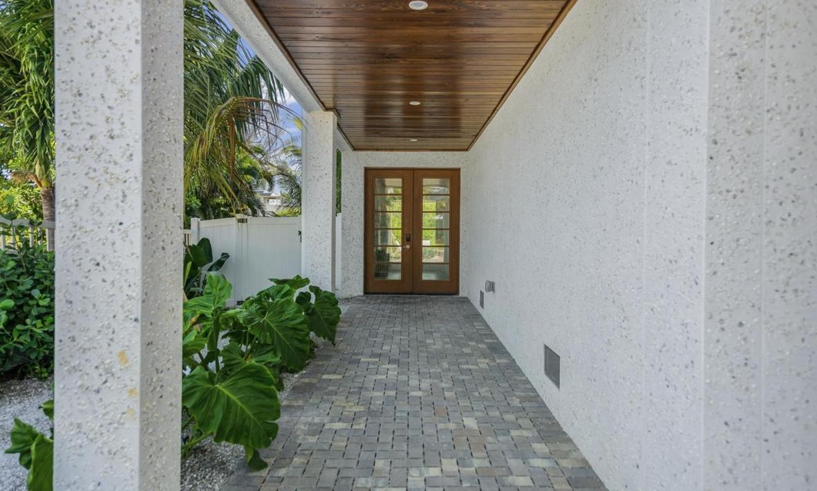 From Dusk 'til Dune, Gorgeous 5 Beds, 5,5 Baths On The Canal And Steps Away From The Beach! Holiday home *