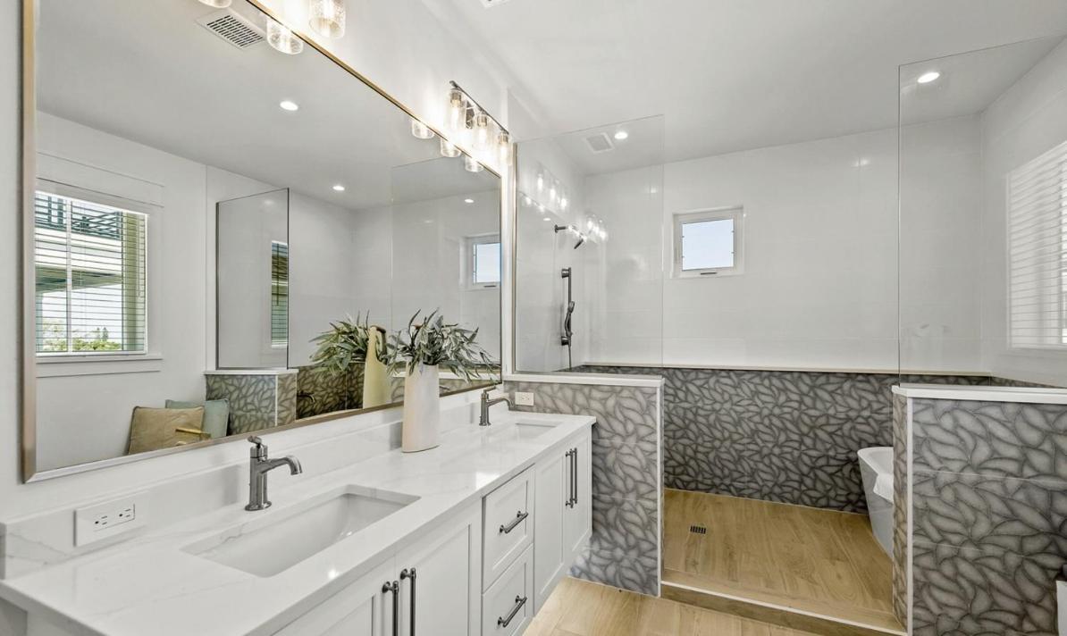 Holiday home From Dusk 'til Dune, Gorgeous 5 Beds, 5,5 Baths On The Canal And Steps Away From The Beach! *