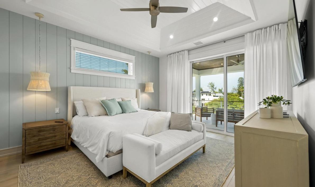 From Dusk 'til Dune, Gorgeous 5 Beds, 5,5 Baths On The Canal And Steps Away From The Beach! Holiday home Anna Maria