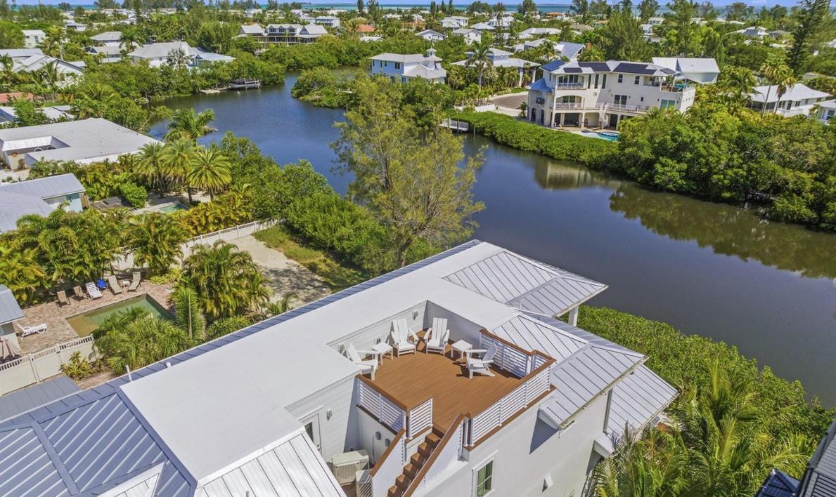From Dusk 'til Dune, Gorgeous 5 Beds, 5,5 Baths On The Canal And Steps Away From The Beach! Holiday home