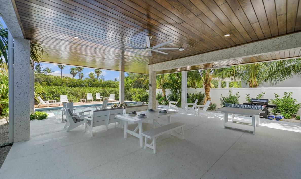Holiday home From Dusk 'til Dune, Gorgeous 5 Beds, 5,5 Baths On The Canal And Steps Away From The Beach!