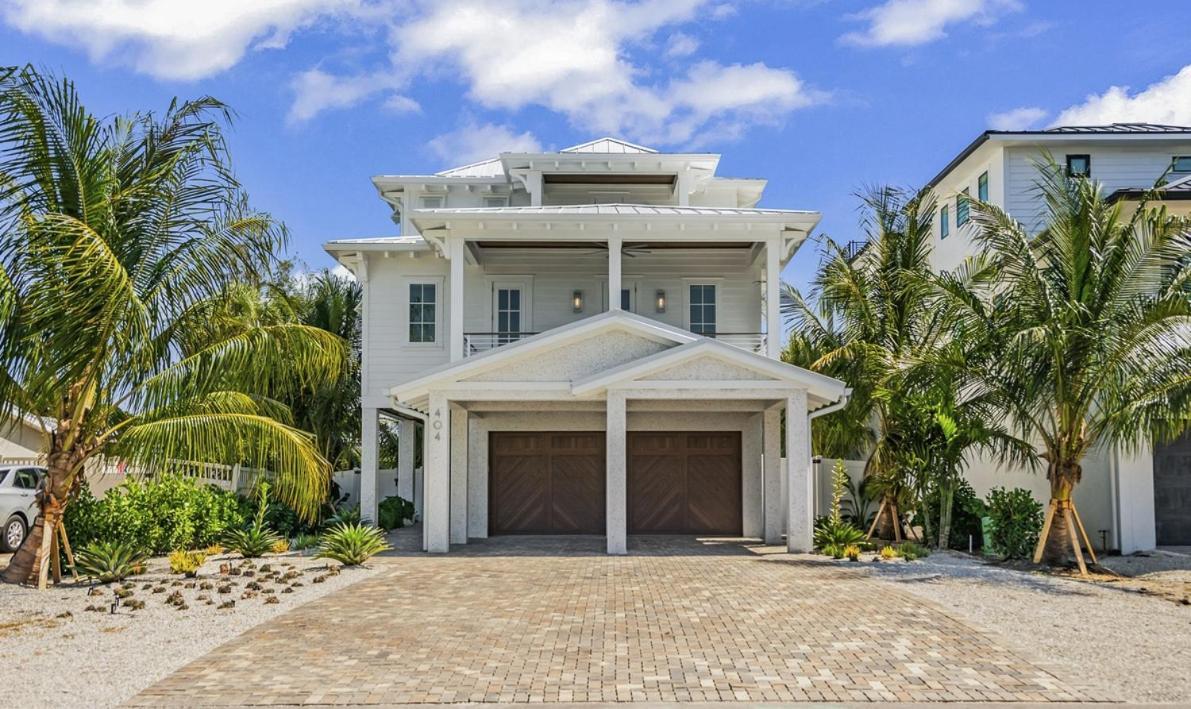 Holiday home From Dusk 'til Dune, Gorgeous 5 Beds, 5,5 Baths On The Canal And Steps Away From The Beach! *