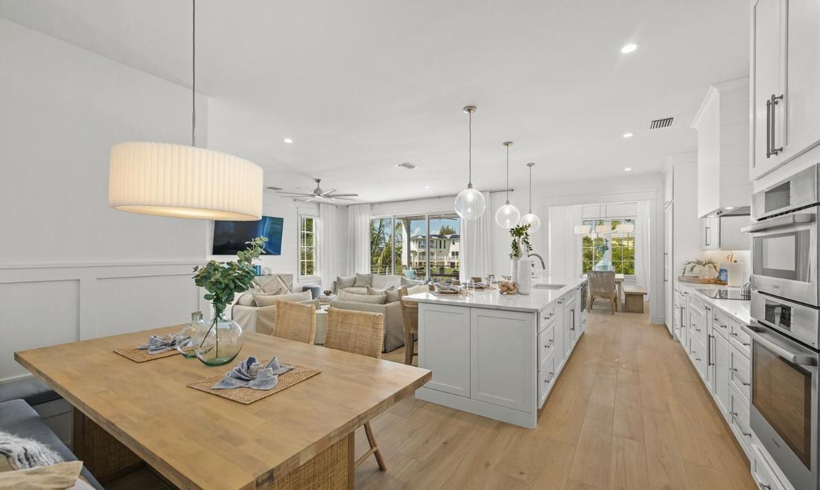 From Dusk 'til Dune, Gorgeous 5 Beds, 5,5 Baths On The Canal And Steps Away From The Beach! * Anna Maria