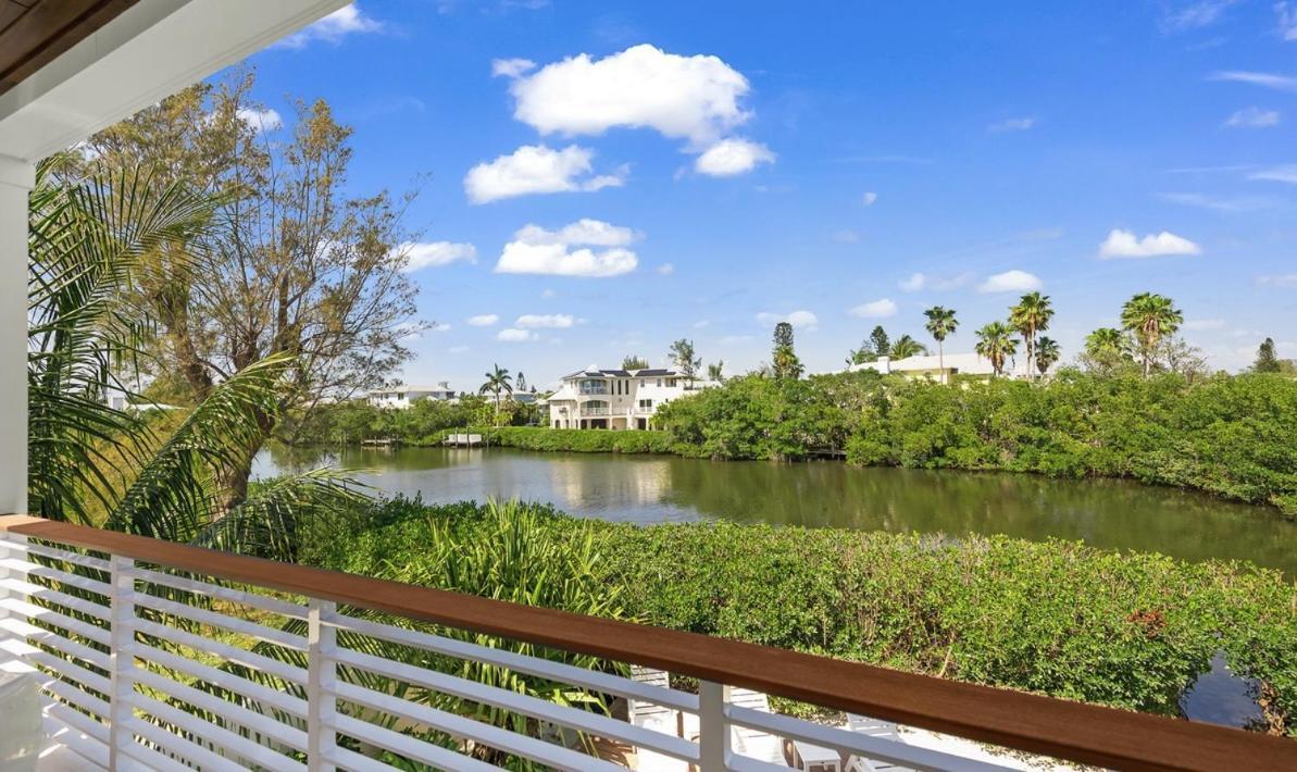 From Dusk 'til Dune, Gorgeous 5 Beds, 5,5 Baths On The Canal And Steps Away From The Beach! Holiday home