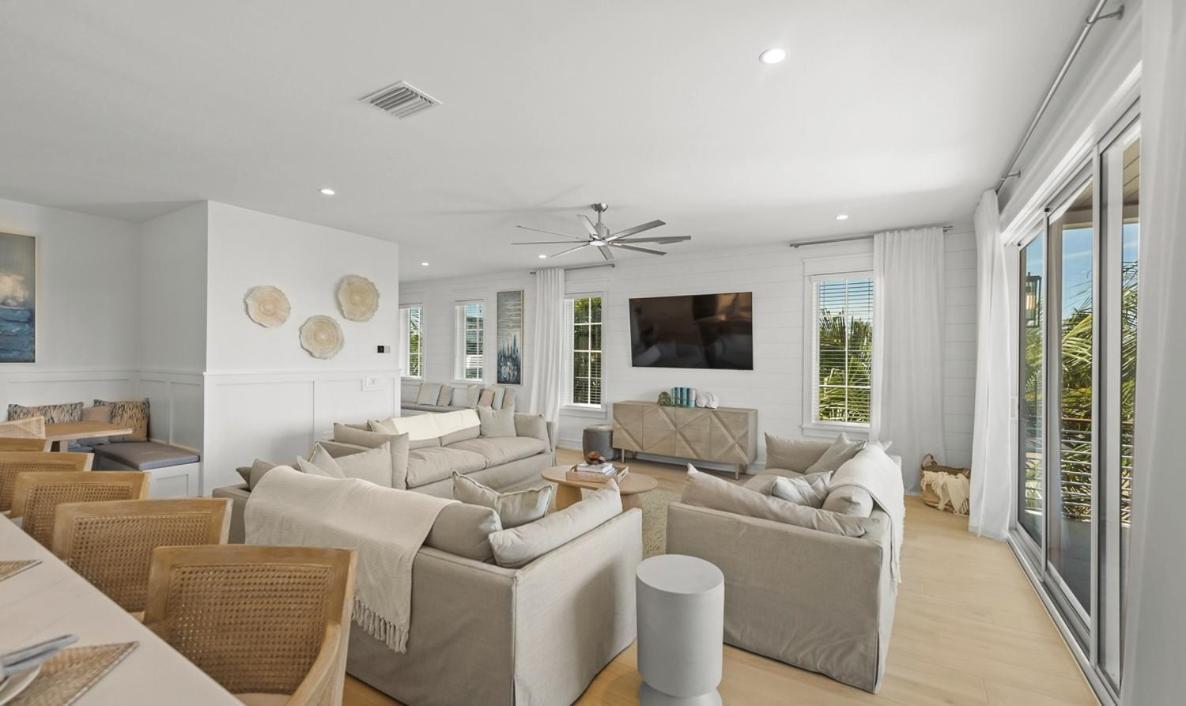 From Dusk 'til Dune, Gorgeous 5 Beds, 5,5 Baths On The Canal And Steps Away From The Beach! Holiday home *